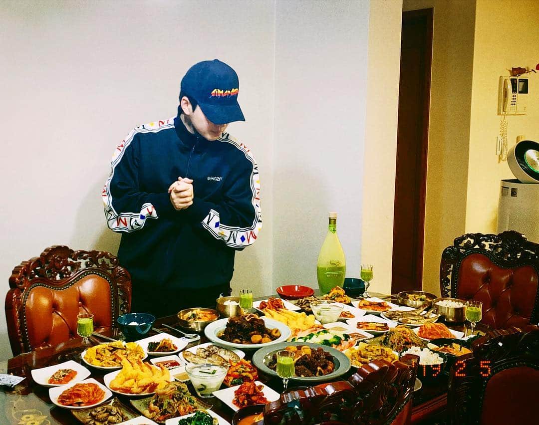 DINDINのインスタグラム：「가족 여러분 식사 시작하시죠~❤️ 즐거운 설~❤️ #딘딘 #집밥 #설날 @mixxo_korea @mskn2nd  #MixxoxMSKN2ND」