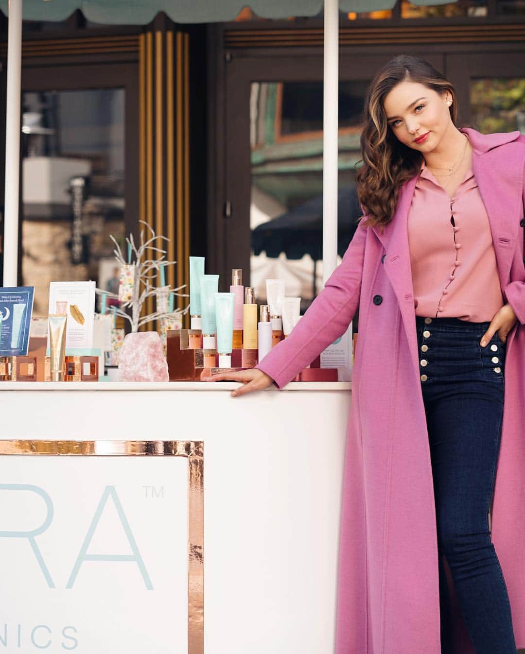 ミランダ・カーさんのインスタグラム写真 - (ミランダ・カーInstagram)「Come by and meet me at @thegrovela on the evening of February 12th! The first 200 people to spend $38 or more at our @koraorganics pop shop between now and February 12th will get to snap a signed Polaroid with me! Everyone will also receive a free reiki session and rose quartz crystal. Can’t wait to see you all there! 💗」2月6日 5時22分 - mirandakerr