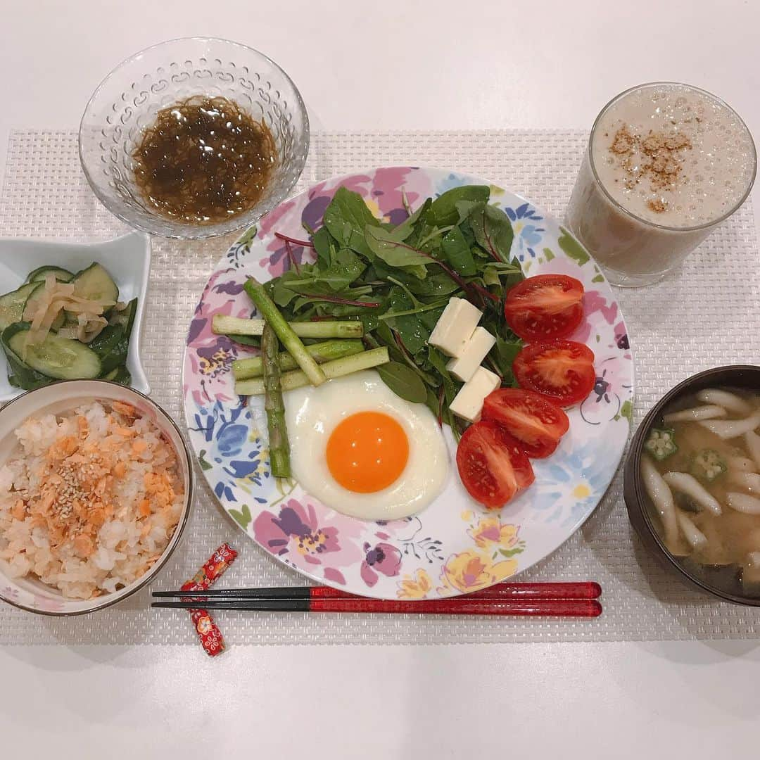 元井美貴さんのインスタグラム写真 - (元井美貴Instagram)「明日から糖質多めにします🍚 #朝ごはん #自家製鮭フレーク #黒ごまきな粉バナナ豆乳 #きゅうりクラゲ #もずく」2月6日 6時19分 - mikimotoi