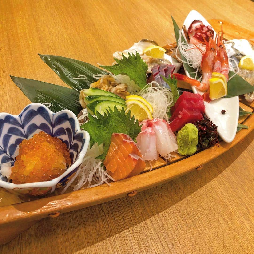 のインスタグラム：「. みなさんお待ちかね！！！ あつし飯で有名な土橋さんが作った お造り10種盛りです！！👏✨ . 本日はお誕生日のお客様が ご来店くださいました🎂💕 喜んでいただけて良かったです🙇‍♀️ . #北海道知床漁場 #知床漁場吹田店 #北海道 #知床 #北海道料理 #大阪居酒屋 #吹田居酒屋 #海鮮居酒屋 #海鮮 #居酒屋 #吹田 #吹田グリーンプレイス #新鮮鮮魚 #マグロ #サーモン #鯛 #はまち #あつし飯 #海鮮丼 #飲み放題 #嵐」