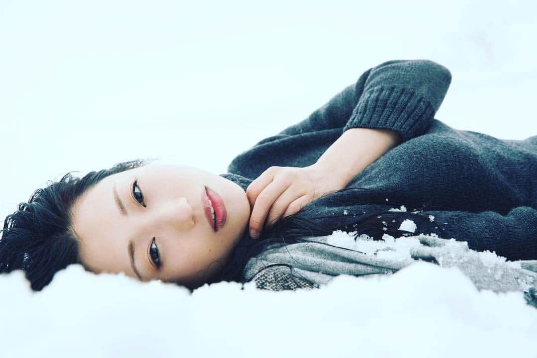 壇蜜のインスタグラム：「今夜は寒いですね。みなさんあったかくしておやすみくださいね〜🧸💕 #画像は寒そうな壇蜜さま #でも写真集は #超暑い内容になってます❤️❤️」