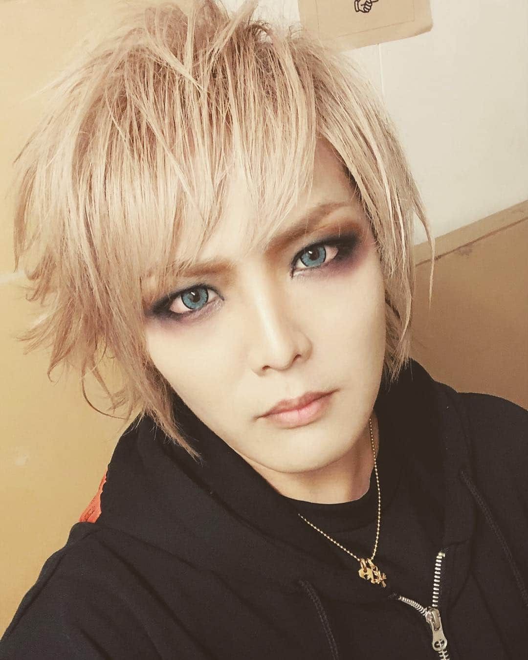 戒さんのインスタグラム写真 - (戒Instagram)「おっ！盛れた盛れた🥰☺️🙂😐😧🤢…🤮」2月5日 21時48分 - gazette_kai_