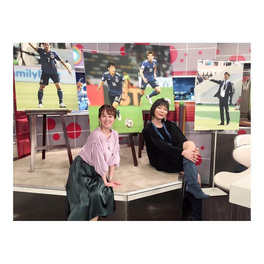 のインスタグラム：「NHK BS1 #スポーツ酒場語り亭 再放送が決定しました。 明日6日、午前10時からです！朝開店🌞 今回のアジアカップ、日本代表の試合、プレー、結果。たっぷり振り返ってます。 ． 9時からは激闘の記録が放送されますので、そちらと合わせて是非ご覧下さい〜！ 👆4枚目に情報あります。 ． 今回のミッツママ、ミニにブルーのブーツがとても可愛かった〜。 ブーツも画角に入れて欲しいとカメラマンにリクエストしていたら、ブーツが入るようポージングしてくださってる🙏🏻 ． #nhkbs1 #スポーツ酒場 #サッカーアジアカップ#サッカー日本代表 #ミッツマングローブ #西島まどか」