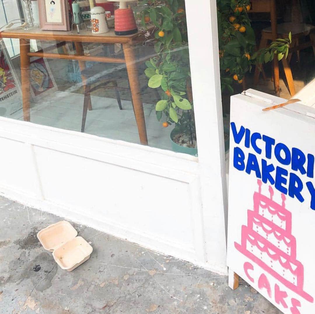 ハルハルさんのインスタグラム写真 - (ハルハルInstagram)「カラフルで可愛い見た目のケーキが人気の「Victoria Bakery(ヴィクトリアベーカリー)」💘﻿ ﻿ 韓国・大邱(テグ)にあった「Victoria Bakery(ヴィクトリアベーカリー)」。﻿ ﻿ ピンクとブルーが基調の店内、カラフルなケーキ、おしゃれなロゴ...とことん可愛いがつまった韓国女子に人気のカフェです🍴﻿ ﻿ カップケーキやクッキーだけではなく、グッズも可愛いのでインスタ投稿の常連さんになっています！﻿ ﻿ テイクアウトのボックスも可愛いのでぜひ💕﻿ ﻿ ▼価格帯▼﻿ 焼き菓子 4,500ウォン〜﻿ ﻿ ▼OPEN▼﻿ 😭移転情報調べ中 ﻿ -------------------------------------------﻿﻿﻿﻿﻿﻿﻿﻿﻿ ﻿ 今回の可愛いお写真は、﻿ 以下の方からお借りしています♡﻿ ﻿ Thanks for…﻿﻿﻿﻿﻿ ﻿ @molly_sohyun 님﻿ @_victoria_bakery 님﻿ @irene_0319_ 님﻿ ﻿ ﻿ #ハルスタ やハルハルをタグ付けしていただくと、﻿ ハルハルの記事やInstagramに投稿させていただく場合がございます💐 ﻿ ﻿﻿﻿﻿﻿﻿﻿﻿﻿ #하루스타 #하루하루 를 태그 하시면﻿ 하루하루의 기사와 인스타그램에서 사용할 가능성이 있습니다💐﻿ ﻿ -------------------------------------------﻿﻿﻿﻿﻿﻿﻿﻿﻿ ﻿ ﻿ ﻿ ﻿ #빵집#대구#빵스타그램#베이커리 #빅토리아베이커리#머핀#먹스타그램 #먹스타#케이크 #victoriabakery#korea#韓国好きな人と繋がりたい#渡韓#韓国カフェ#ビクトリアベーカリー#カフェ」2月5日 22時01分 - haruharu_furyu
