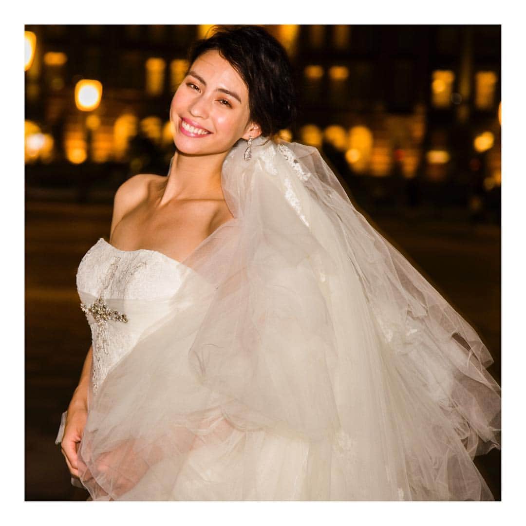 ウェディングドレスのコーデMagのインスタグラム：「このドレスはラビアンローゼ#オリジナル のLRエルサ👗 ・ 胸元のビジューが美しいドレスです🥰 ・ #styling #mikanagaoka #hair_makeup #NAYA #ドレス迷子 #ドレス選び #ドレス #ウェディング #ウェディングファッション #フォトウェディング #オリジナルウェディング #2019冬婚 #2019秋婚 #2019春婚 #2019夏婚 #2019冬婚 #全国のプレ花嫁さんと繋がりたい #全国の花嫁さんと繋がりたい #前撮り #ウェディングフォト #ラビアンローゼ #ラビコーデ #ラビ婚 #lesposedigio #elisabettapolignano #lavieenrose #weddingstyle #weddinggown #wedding #weddingphotography」