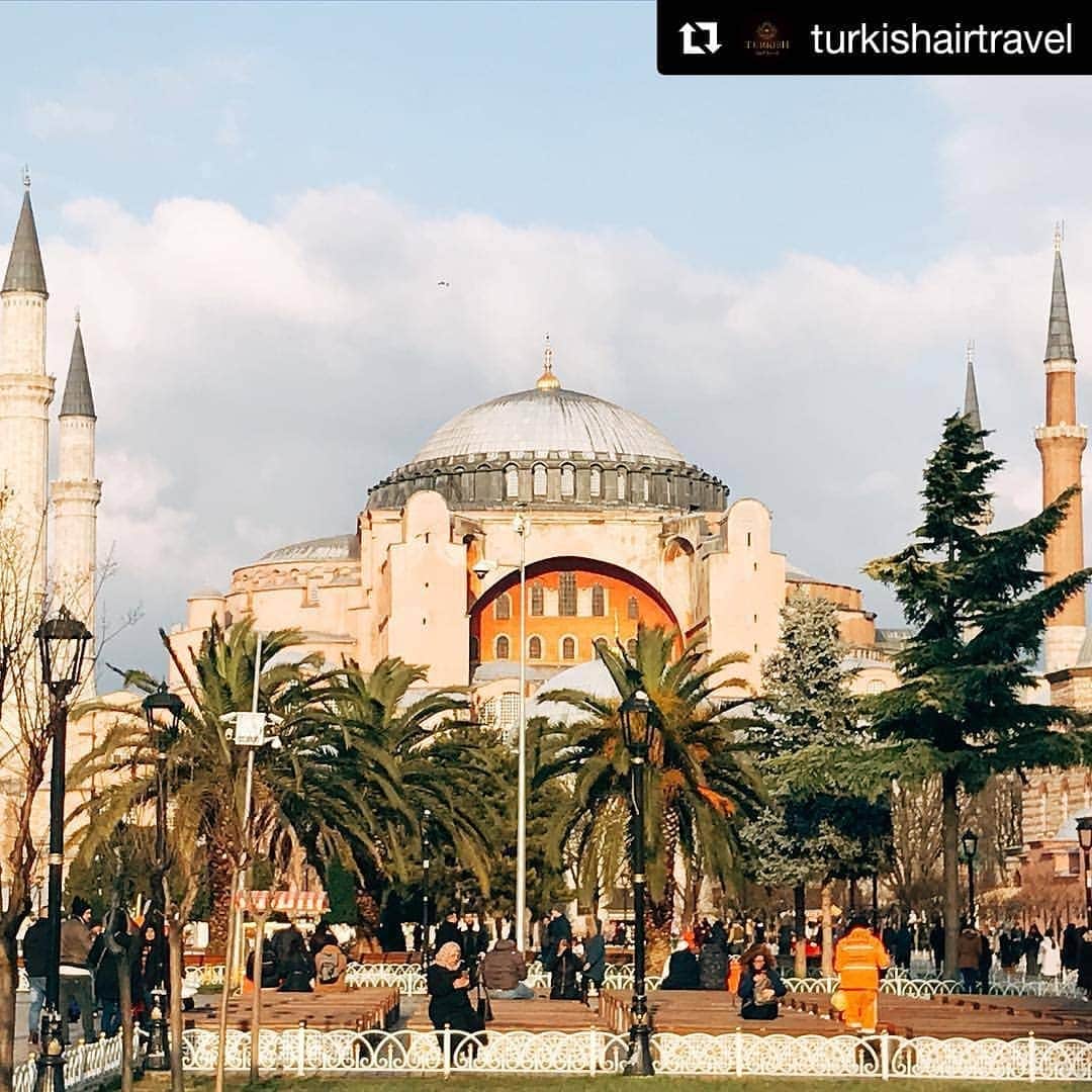 窪真理さんのインスタグラム写真 - (窪真理Instagram)「父の旅行会社がInstagramを始めたみたいなのでリポスト！ アヤソフィアは私も何度か行ったことあるけど、本当に神聖な雰囲気の素敵な場所です。 トルコの素敵写真を載せていくみたいなので、興味ある方フォローしてみて下さいませ(о´∀`о)  #Repost @turkishairtravel (@get_repost) ・・・ トルコ🇹🇷イスタンブールで必ず訪れたい場所の１つ「アヤソフィア」  ビザンチン帝国時代の360年に建設されて以来、今もイスタンブールの街にたたずんでいます。  キリスト教とイスラム教の美が集結した貴重な博物館です。  #ターキッシュエアアンドトラベル#トルコ#トルコ旅行#トルコ周遊#イスタンブール#アヤソフィア#旅#旅行#海外旅行#海外 #旅行写真#旅行好き#旅が好き#絶景#旅好きな人と繋がりたい#turkey#travel#trip#🇹🇷」2月5日 22時20分 - kubomary