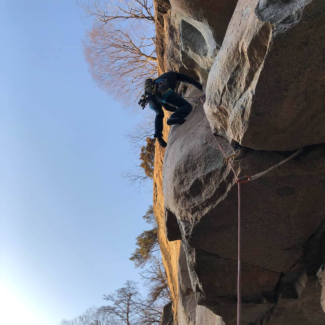 濱田健介さんのインスタグラム写真 - (濱田健介Instagram)「Great tail 5.11c, Dainichiiwa. Classic! I enjoyed trad climbing today. 今日は大日岩へ。 最初にボルダーした後、久しぶりにトラッドも少し。 写真のグレートテール 5.11cを登った。と思いきや、上部のラインを間違えてて 一気に行きます 5.11d を登ってたらしい。面白いとこは下部やしまあいいか。 クラックとフェイスの中間な感じで面白かった。 @rockmasterhq  @organicclimbing  @unparallelup  @nogradjustfeeling  @camp1889」2月5日 22時54分 - hamaken87