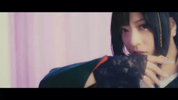 鈴華ゆう子のインスタグラム：「「冬に咲く桜のように 芯を強く美しく」 そんな思いで書いた曲。  #雪影ぼうし #和楽器バンド #wagakkuband #yukikageboushi #yukosuzuhana」