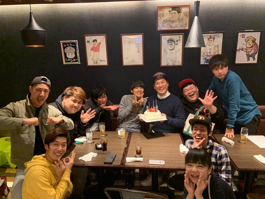 田崎佑一さんのインスタグラム写真 - (田崎佑一Instagram)「昨日は後輩たちが誕生日のお祝いをしてくれました😊✨✨✨サプライズでお祝いしてくれたのですが全く気付きませんでした！やられた🤪 みんな！ありがとう🙇‍♂️🙇‍♂️🙇‍♂️ #ダブルアート真べぇ  #アッパレード木尾  #祇園櫻井 #きんめ鯛上田ダウ #ヘンダーソン中村フー #吉本新喜劇カバ #モンスーン小山 #松尾 #蛙亭岩倉 #絶対アイシテルズらぶおじさん」2月5日 23時24分 - tasakipan