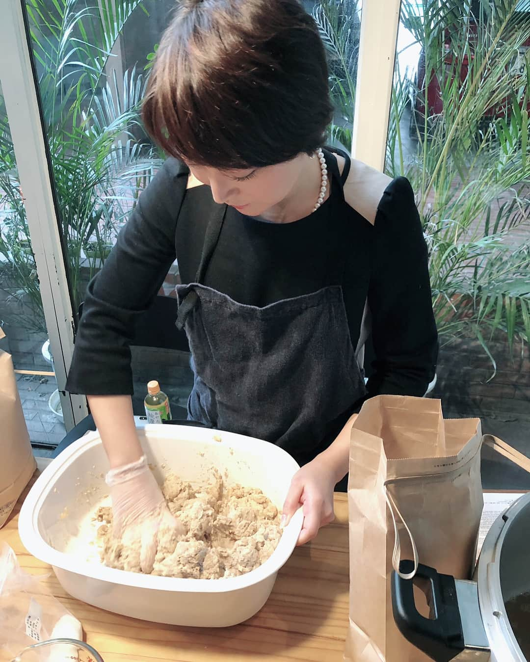 加藤綾菜さんのインスタグラム写真 - (加藤綾菜Instagram)「今日は、お味噌を作りました💕😊 カトちゃんの身体を考えて味噌も手作りしようと思って😆🙏 オーガニックの食材で先生に教えてもらいました‼️ つぶして、まぜて、空気を抜いて、、、 いやー重労働だけど半年間寝かせて出来上がりが楽しみ💓 早くカトちゃんに食べさてあげたいです💕 5枚目は、先生が手作り弁当を作ってくれました😍🙏 カトちゃんが舞台の時に毎回出前だからお弁当を差し入れしたかったから参考になりました🥰💕 #手作り味噌 #次は #手作り醤油 #作りたい」2月5日 23時41分 - katoayana0412