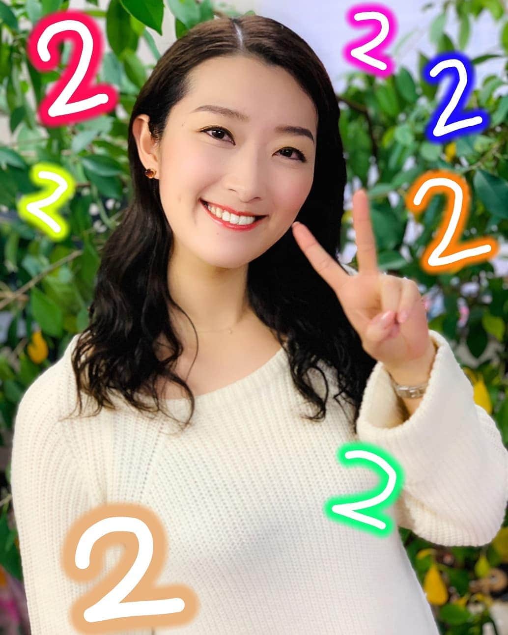 冴華りおなのインスタグラム：「⚘ ⚘ こんばんは😌😊🌠✨ ⚘ またしても、だいぶお久しぶりの更新になってしまいましたが……😣😅🙇💦本日【2/5】は退団記念日でした☺🌸✴✨ ⚘ 『雪華抄/金色の砂漠』の公演で宝塚を卒業してから今日でちょうど2年……。 宝塚を卒業してから公演を観に行くたびに👓自分自身も演者としてあの舞台に立っていたのは、だいぶ昔のことのような気がするな～💃とは思いながらも、本当に月日が経つのは早く……あっという間の2年間でした😌👀😲⌚✨💦‼ ⚘ これからも宝塚のOGとして🌹胸を張って生きて行けるように、公私共々頑張って行こうと、決意も新たにした💪✨💨そんな一日でした～～😊😄👊🔥✴✨ ⚘ ⚘ そんな今日は、大好きな💝10年来の戦友であり👊心友でもある💗せいらちゃんと、次のイベントに向けたミーティング&リハーサルをしてきて💃🎤💪✨💨その時にせいらちゃんが、今日の退団記念写真も一緒に撮ってくれましたっ😌😁😄✌🎵✨ ⚘ ①退団2周年ということで……退団を意識した白の洋服➕2(=ピース)周年ポーズver.📷✨ ーーー＆ーーー ②今度のイベントのリハーサル時に撮った、ちょっとだけ男役に戻ってるver.📷✨ の2パターンの写真でお届けしてみました☺🌼✨笑。 --❁~❁~❁~❁~❁~❁~❁~❁~❁~❁~❁~❁-- #2月5日 ✌✋ #宝塚 #卒業 #2周年 #記念日 🎉✨ #花組 #男役 #花男 👨🌹✴ ⚘ #いつも色々とありがとうございます 😌💓✨ #そして #これからもよろしくお願いします ☺💕✨」
