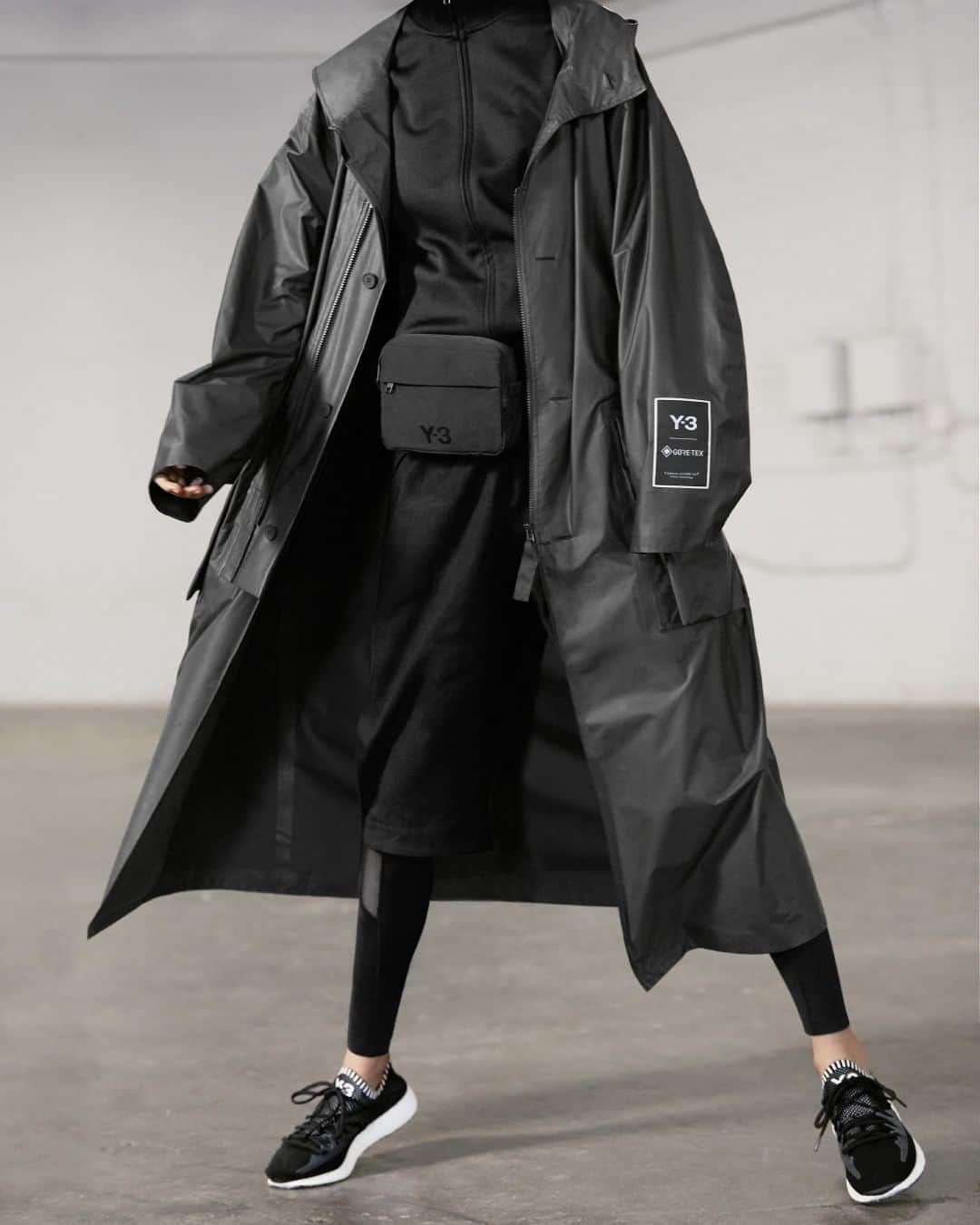 ワイスリーのインスタグラム：「Windproof and waterproof yet breathable, packable and exceptionally lightweight. Y-3 GORE-TEX® Oversized Long Coat with Y-3 RAITO RACER. Y-3 Spring Summer 2019. 📷: @benmorrisphoto --- #adidas #Y3 #YohjiYamamoto #RAITORACER Discover the collection at Y-3.com」