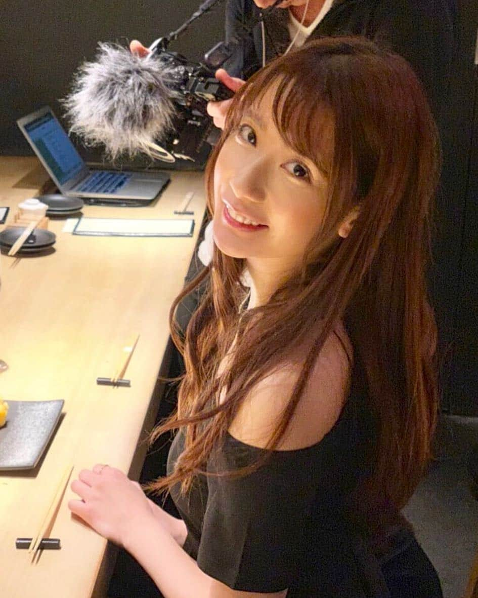 中川杏奈さんのインスタグラム写真 - (中川杏奈Instagram)「#Dineデート 風💗 #中目黒いぐちpin  中目黒いぐちはコース料理なんですが、こちらpinはなんとアラカルトで頼めるみたい😻🍴 私が行くなら、串焼き盛り合わせと、フォアグラのコロッケと、レバーパテと、締めはカルボナーラ食べる💕💕 ほかにもpinならではの水炊きや一品料理などあるから食べてみたいな✨ Dineではマッチングしたカップル達が毎日何匹件ものデートして平成最後の冬をほかほか楽しんでるみたい🔥😻 年々冷え性が進んでる私は、最近買った布団乾燥機で一人で寝るベッドを温めてるよ🔥💤 : あとインスタフォローワー1万人目指すことにしたので是非フォローや周りの方に紹介してくれたら嬉しいな(*^^*)💕 あとこんな画像記事載せてっていう要望があれば教えて下さい*\(^o^)/* : #焼肉いぐち #焼肉いぐち中目黒 #撮影 #モデル #model  #dineデート #マッチングアプリ #出合い系 #dine #iphoneポートレート #撮影 #グルメロケ #東京グルメ #中目黒グルメ  #デート #おすすめアプリ #おすすめマッチングアプリ #キューティー  #今年はDineデートっていう言葉を流行らせたい #オフショル #ビジョビ  #布団乾燥機 #布団乾燥機 #寝るとき  #布団乾燥機は私の気持ちも暖かくしてくれる」2月6日 0時14分 - annanakagawa0228