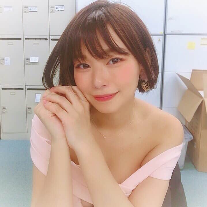 のインスタグラム：「今日は酔いどれ女子会ありがとうございました✨今までの最多人数での放送、途中機材トラブルもありましたがたのしい放送ありがとうございます😋💓 ・ 2/9(土)は東京Lily撮影会です📸今日の衣装めちゃくちゃ好評だったので撮影会でも着るよ♪ #gravureidol #和地つかさ #むちむちボディ #ふわふわベイビー #2/17発売 #粉我 #我的最愛 #扎心了 #좋아요늘리기 #데일리그램 #오오티디 #셀카 #메이크업 #메이크」