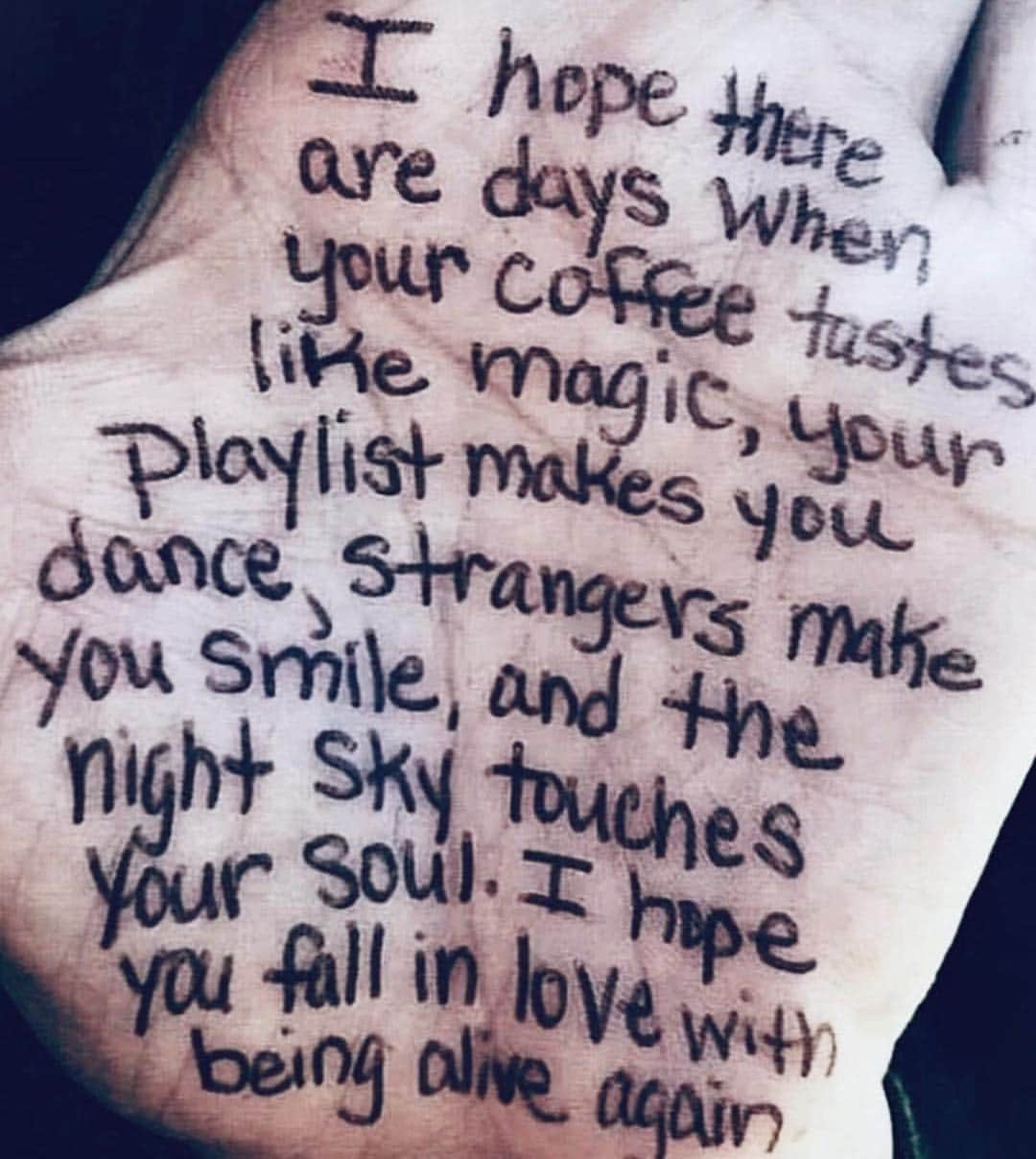 マリッサ・ウェッブのインスタグラム：「#alive  #tuesdaymotivation  Hope its a good one 🖤 Regram @jennaelfman  #inlovewithbeingalive #simplepleasures #onelifetolive #goodvibesonly #qotd」