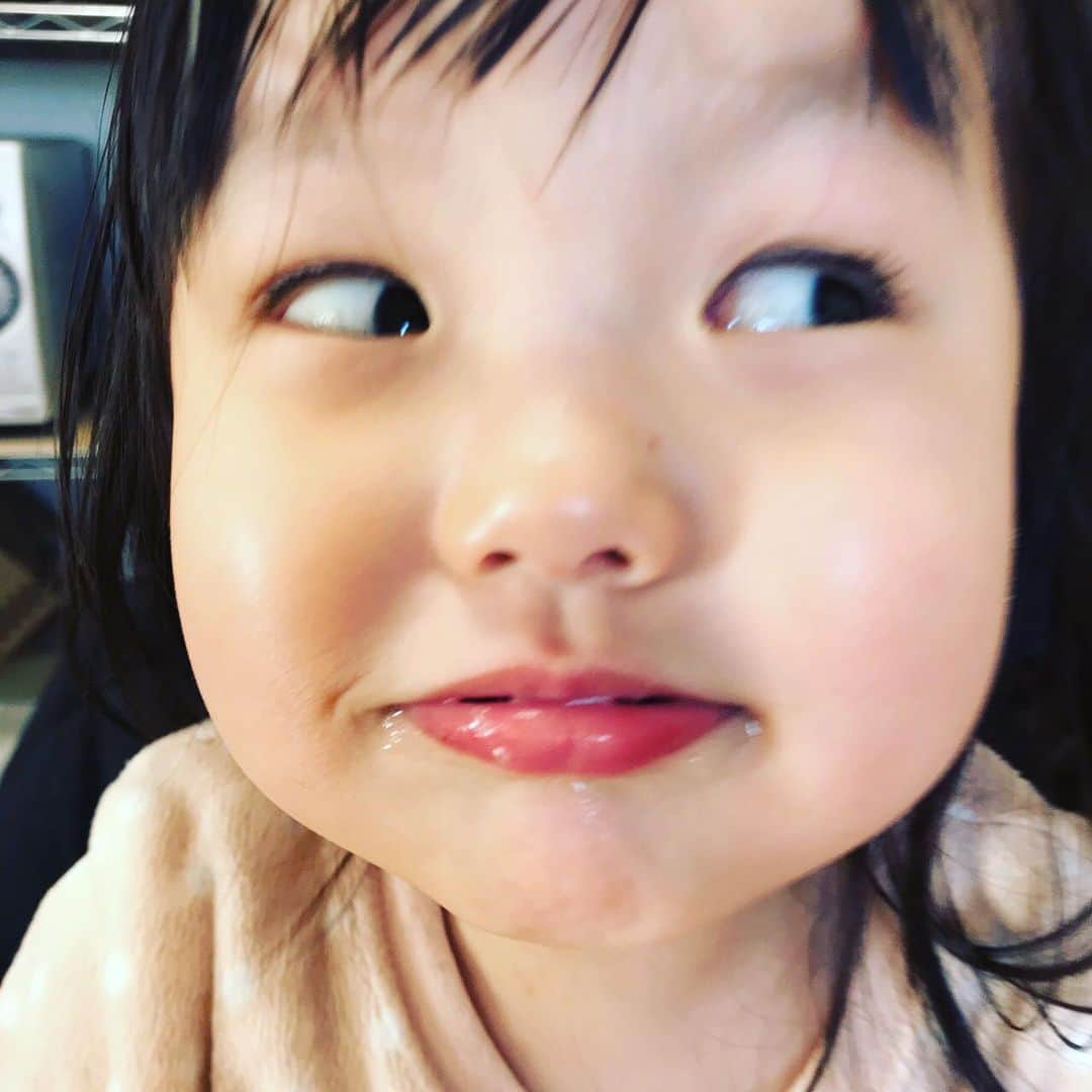 和田まんじゅうのインスタグラム：「#変顔ブーム #2歳2ヶ月 #娘 #カメラむけると変顔する #ヨダレが半端ない」