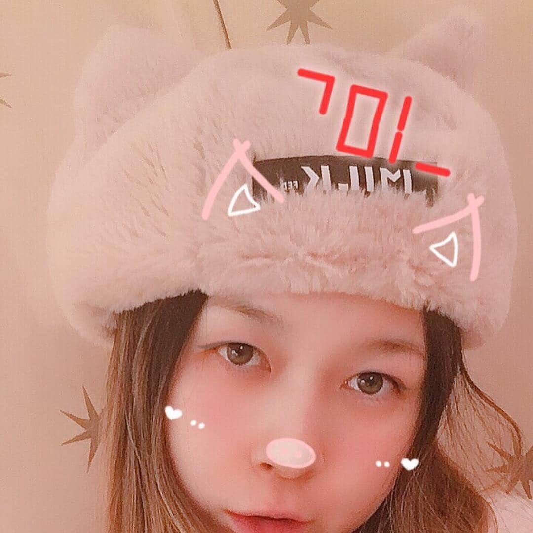 川瀬智子さんのインスタグラム写真 - (川瀬智子Instagram)「お誕生日 yeah~♥️ FLUFFY CAT EARS BERET ♡Framboise♡(DUSTY PINK) ふわねこベレーのフランボワーズもあっという間にSOLD OUT♥️で、これまた感無量でした😢✨気にかけてくれてありがとう〜✨ 毎年同じようなコメントになってしまいますが この歳になるとお誕生日に対してさほどうれしくもないといいますか、むしろ憂鬱ささえありますし、なんだろう？まあ、我にかえるような？現実に引き戻されるような？未来を見据えてなくてはならないような？ふわっとしていられないんかー！って感じかなあ。この感じわかる人いますか？  でもまたしばらくしたら考えるのもだるくなってきて、、(フリーズ...)あ〜なんでもいいや〜。って自分の世界に閉じこもるんですけどね♡  I♥️U~😉✨」2月6日 2時18分 - tommytomokokawase