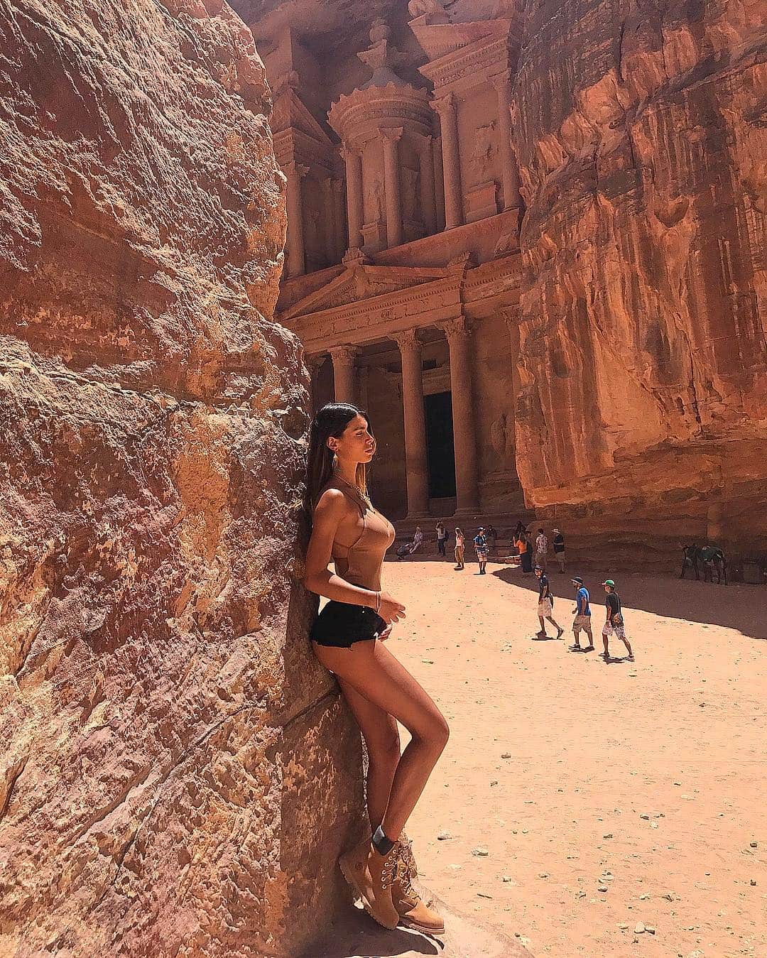 Silvia Carusoさんのインスタグラム写真 - (Silvia CarusoInstagram)「Fill you life with travels and adventures not things ❤️ I miss Jordan 🇯🇴 #silvialicius  #silviacaruso」2月6日 2時27分 - silvialicius
