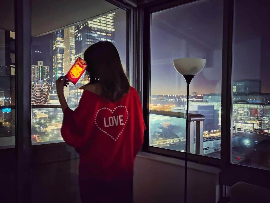 徐玥のインスタグラム：「Happy Chinese New Year🧧  Last time I watched CNY Gala was 11 years ago. Same goes to the red pocket! Thanks to my babe for this festive night ❤️ feels like home though from a thousand miles. #chinesenewyear2019 #猪年大吉」