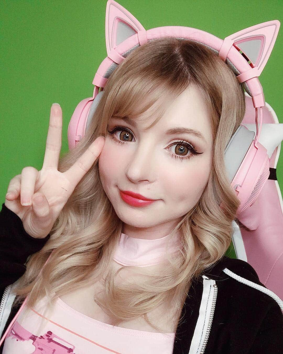 ソフィーさんのインスタグラム写真 - (ソフィーInstagram)「I always get so surprised when you guys that follow me from here or my YouTube tell me you didn’t know I stream on Twitch now haha! It happens a lot actually! Even if you don’t like games feel free to stop by and just chat with me or ask questions about Japan life/makeup/skincare etc! 💖 - #razer #razerrosequartz #rosequartz #razerheadphones #twitch #twitchstreamer #varietystreamer」2月6日 14時41分 - peachmilky_