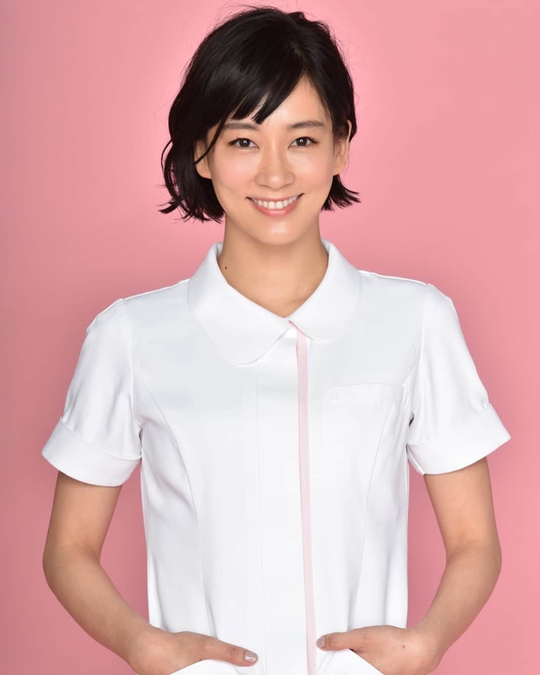 水川あさみのインスタグラム：「4月期ドラマ『白衣の戦士』に出演します。あやみちゃんとの2ショットは沢山出ているのでここでは1ショットを📸 それぞれの世代の女性達に共感してもらえるような、春らしい明るいドラマになればなぁと！よろしくです💪 #白衣の戦士」