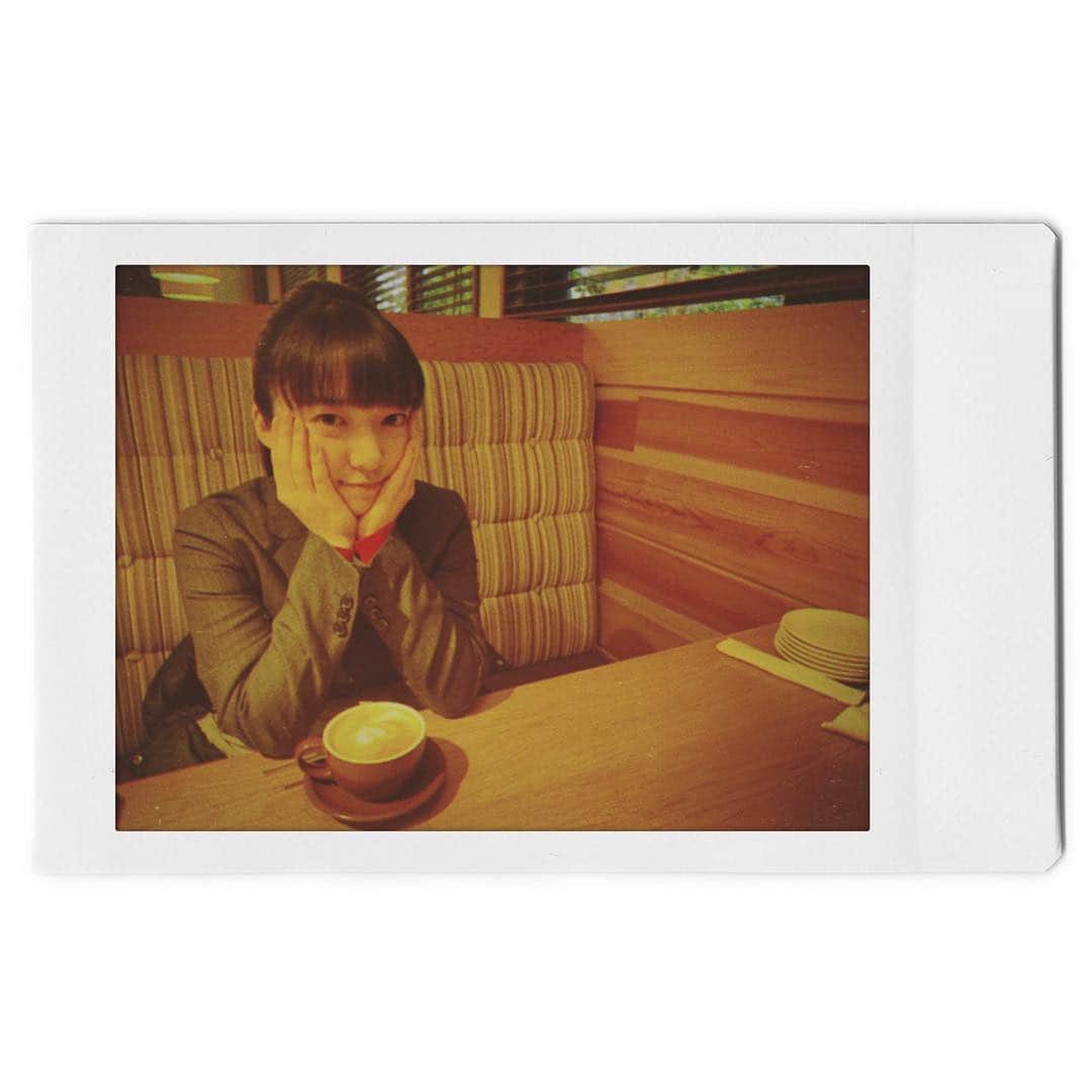 上白石萌音さんのインスタグラム写真 - (上白石萌音Instagram)「「記憶捜査」の空き時間に衣装のまま喫茶店などに行くと、OLさんのお昼休みごっこができてたのしいです。」2月6日 15時15分 - mone_kamishiraishi
