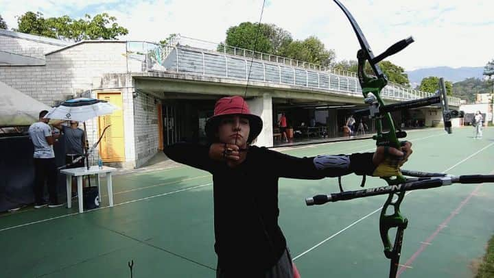 バレンティナ・アコスタ・ギラルドのインスタグラム：「. . . . . . . . . #archery #archer #hoyt #ksl #sport #archerygirl #recurve #shot #shooting #bow #arrow #green #red #day #happy #training #양궁 #궁수 #행복한 #촬영 #훈련 #매일 #샷」