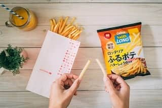 カルビー サッポロポテトさんのインスタグラム写真 - (カルビー サッポロポテトInstagram)「先週投稿したロッテリア様とのコラボレーションから、#サッポロポテト と#ベジたべる のコラボ商品を詳しくご紹介しますよ🤗. . まずは、サッポロポテトLONGふるポテバターしょうゆ風味🍟. . いつもの#サッポロポテトつぶつぶベジタブル より長く太くてつぶもないので、遠くから見ると、. 「どっちが本物のふるポテ⁉️」. なビジュアル😲. 3枚目まで寄るとさすがに分かりますね😓. 味はもうあの間違いない❗️お馴染みの#ふるポテバターしょうゆ風味 😋. サッポロポテトならではの#サクサク食感 と、そっくりなビジュアルと味をお楽しみ下さいませ🙇‍♂️. . そして、ベジたべるロッテリア野菜ハンバーガー味🍔. . こちら、#カルビー 社内で試食したところ、女子社員達から「再現度すごい❗️」と評判になった、手前味噌ですが自信作でございます😽. . 野菜入のベジたべるに、#ロッテリア野菜ハンバーガー のビーフパティにケチャップ&マヨの王道の美味しさに留まらず、バンズの味まで再現🥯. . そこも再現する❓な美味しい仕上がりになっております😁. . ぜひともお試し下さいませ🙇‍♀️. . ひとつ前の投稿で、コラボ記念#キャンペーン実施中 ですよ〜🎶. . コラボ商品詰め合わせが30名に当たりますよ✨. . 店頭からなくなり次第の終了となりますので、ぜひチェックしてみて下さいね‼️」2月6日 10時28分 - calbee_sapporopotato_vegetaber