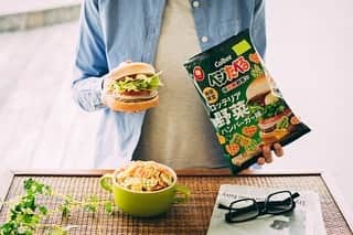 カルビー サッポロポテトさんのインスタグラム写真 - (カルビー サッポロポテトInstagram)「先週投稿したロッテリア様とのコラボレーションから、#サッポロポテト と#ベジたべる のコラボ商品を詳しくご紹介しますよ🤗. . まずは、サッポロポテトLONGふるポテバターしょうゆ風味🍟. . いつもの#サッポロポテトつぶつぶベジタブル より長く太くてつぶもないので、遠くから見ると、. 「どっちが本物のふるポテ⁉️」. なビジュアル😲. 3枚目まで寄るとさすがに分かりますね😓. 味はもうあの間違いない❗️お馴染みの#ふるポテバターしょうゆ風味 😋. サッポロポテトならではの#サクサク食感 と、そっくりなビジュアルと味をお楽しみ下さいませ🙇‍♂️. . そして、ベジたべるロッテリア野菜ハンバーガー味🍔. . こちら、#カルビー 社内で試食したところ、女子社員達から「再現度すごい❗️」と評判になった、手前味噌ですが自信作でございます😽. . 野菜入のベジたべるに、#ロッテリア野菜ハンバーガー のビーフパティにケチャップ&マヨの王道の美味しさに留まらず、バンズの味まで再現🥯. . そこも再現する❓な美味しい仕上がりになっております😁. . ぜひともお試し下さいませ🙇‍♀️. . ひとつ前の投稿で、コラボ記念#キャンペーン実施中 ですよ〜🎶. . コラボ商品詰め合わせが30名に当たりますよ✨. . 店頭からなくなり次第の終了となりますので、ぜひチェックしてみて下さいね‼️」2月6日 10時28分 - calbee_sapporopotato_vegetaber