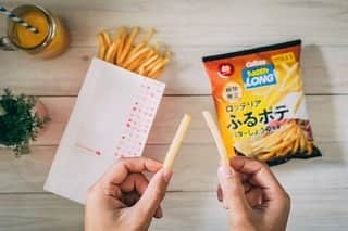 カルビー サッポロポテトさんのインスタグラム写真 - (カルビー サッポロポテトInstagram)「先週投稿したロッテリア様とのコラボレーションから、#サッポロポテト と#ベジたべる のコラボ商品を詳しくご紹介しますよ🤗. . まずは、サッポロポテトLONGふるポテバターしょうゆ風味🍟. . いつもの#サッポロポテトつぶつぶベジタブル より長く太くてつぶもないので、遠くから見ると、. 「どっちが本物のふるポテ⁉️」. なビジュアル😲. 3枚目まで寄るとさすがに分かりますね😓. 味はもうあの間違いない❗️お馴染みの#ふるポテバターしょうゆ風味 😋. サッポロポテトならではの#サクサク食感 と、そっくりなビジュアルと味をお楽しみ下さいませ🙇‍♂️. . そして、ベジたべるロッテリア野菜ハンバーガー味🍔. . こちら、#カルビー 社内で試食したところ、女子社員達から「再現度すごい❗️」と評判になった、手前味噌ですが自信作でございます😽. . 野菜入のベジたべるに、#ロッテリア野菜ハンバーガー のビーフパティにケチャップ&マヨの王道の美味しさに留まらず、バンズの味まで再現🥯. . そこも再現する❓な美味しい仕上がりになっております😁. . ぜひともお試し下さいませ🙇‍♀️. . ひとつ前の投稿で、コラボ記念#キャンペーン実施中 ですよ〜🎶. . コラボ商品詰め合わせが30名に当たりますよ✨. . 店頭からなくなり次第の終了となりますので、ぜひチェックしてみて下さいね‼️」2月6日 10時28分 - calbee_sapporopotato_vegetaber