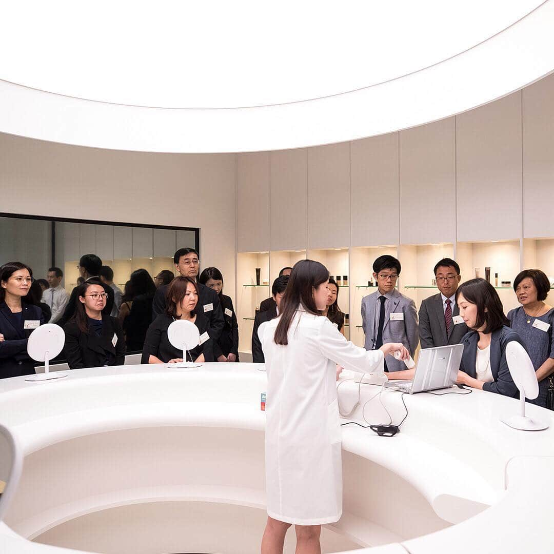 資生堂 Shiseido Group Shiseido Group Official Instagramさんのインスタグラム写真 - (資生堂 Shiseido Group Shiseido Group Official InstagramInstagram)「Introducing our brand new Asia Pacific #Innovation Centre (APIC). The facility will enable open-source innovation in product, packaging and customer research to create products tailored to the climate and diverse consumer base in the APAC region. Researchers will use state-of-the-art technology to study customers' skin conditions, as well as observe how consumers interact with our products in the #BeautyLab. APIC's headcount is targeted to more than double by 2021.   #ShiseidoSingapore  #shiseidoAPAC #shiseidoSG  #peoplefirst #fraserstowersg #officedesign #laboratory #researchanddevelopment #innovationcenter #shiseidooffice #innovationhub #beautylab #資生堂 #研究開発 #研究所 #オフィスデザイン #资生堂 #뷰티 #ความงาม」2月6日 16時01分 - shiseido_corp