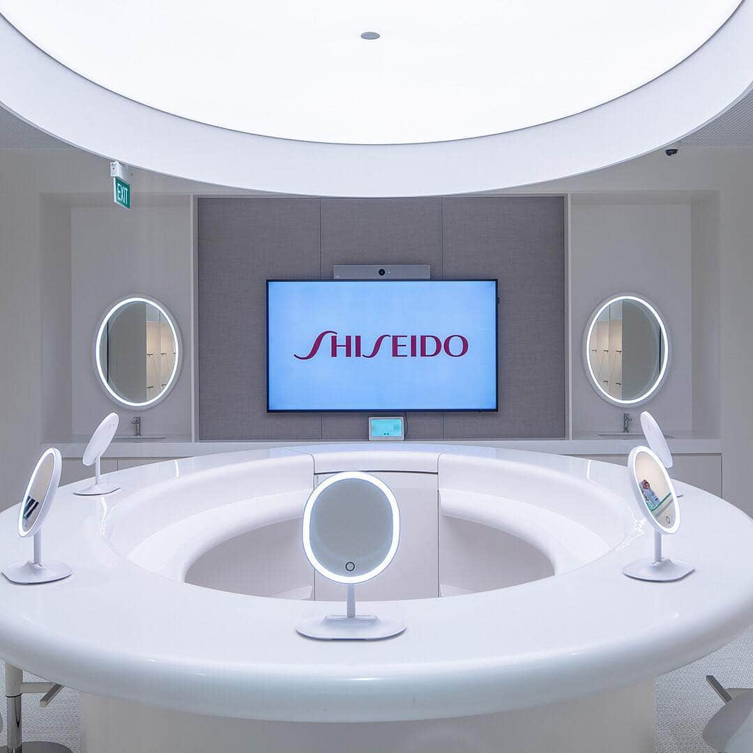 資生堂 Shiseido Group Shiseido Group Official Instagramさんのインスタグラム写真 - (資生堂 Shiseido Group Shiseido Group Official InstagramInstagram)「Introducing our brand new Asia Pacific #Innovation Centre (APIC). The facility will enable open-source innovation in product, packaging and customer research to create products tailored to the climate and diverse consumer base in the APAC region. Researchers will use state-of-the-art technology to study customers' skin conditions, as well as observe how consumers interact with our products in the #BeautyLab. APIC's headcount is targeted to more than double by 2021.   #ShiseidoSingapore  #shiseidoAPAC #shiseidoSG  #peoplefirst #fraserstowersg #officedesign #laboratory #researchanddevelopment #innovationcenter #shiseidooffice #innovationhub #beautylab #資生堂 #研究開発 #研究所 #オフィスデザイン #资生堂 #뷰티 #ความงาม」2月6日 16時01分 - shiseido_corp