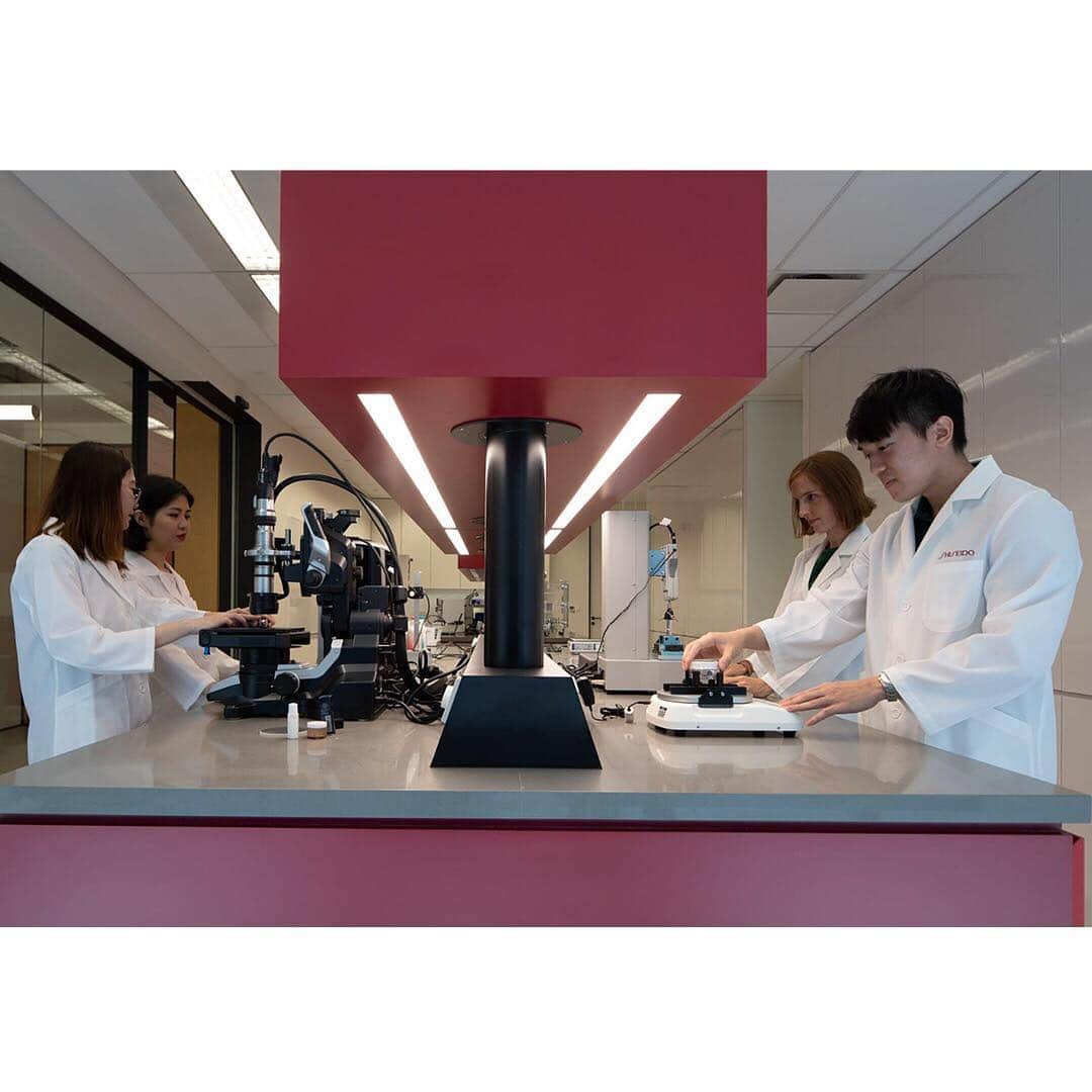 資生堂 Shiseido Group Shiseido Group Official Instagramさんのインスタグラム写真 - (資生堂 Shiseido Group Shiseido Group Official InstagramInstagram)「Introducing our brand new Asia Pacific #Innovation Centre (APIC). The facility will enable open-source innovation in product, packaging and customer research to create products tailored to the climate and diverse consumer base in the APAC region. Researchers will use state-of-the-art technology to study customers' skin conditions, as well as observe how consumers interact with our products in the #BeautyLab. APIC's headcount is targeted to more than double by 2021.   #ShiseidoSingapore  #shiseidoAPAC #shiseidoSG  #peoplefirst #fraserstowersg #officedesign #laboratory #researchanddevelopment #innovationcenter #shiseidooffice #innovationhub #beautylab #資生堂 #研究開発 #研究所 #オフィスデザイン #资生堂 #뷰티 #ความงาม」2月6日 16時01分 - shiseido_corp