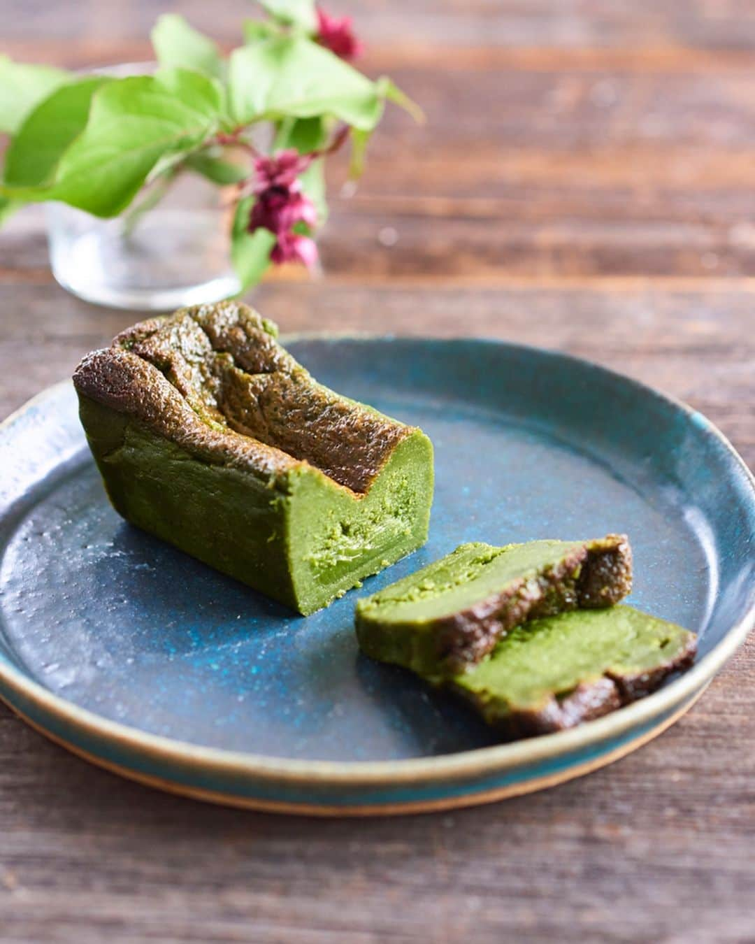 ellecafejapanさんのインスタグラム写真 - (ellecafejapanInstagram)「【Valentine's Day】Gluten free "MATCHA" sweets🌿 2/6は抹茶の日🍵  エル カフェではバレンタインのプレゼントにもオススメのグルテンフリー抹茶スイーツ「グルテンフリークッキー抹茶」「抹茶テリーヌ」をご用意しています🍫  また、グルテンフリークッキー「チョコレートサンド」が2/7（木）に数量限定で発売‼️オンラインショップの予約販売は完売いたしました😊  #ellecafe #japan #terrine #organic #glutenfree #matcha #chocolate #glutenfreecookie #valentine #gift #エルカフェ #テリーヌ #オーガニック #グルテンフリー #小麦粉不使用 #バレンタイン #オーガニックカカオ #抹茶 #北川半兵衛商店  #ギフト」2月6日 11時26分 - ellecafejapan