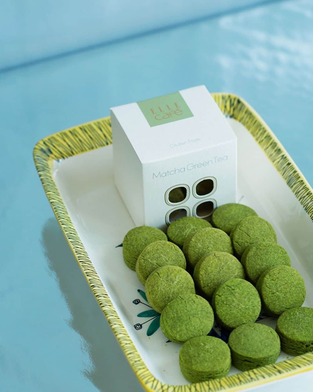 のインスタグラム：「【Valentine's Day】Gluten free "MATCHA" sweets🌿 2/6は抹茶の日🍵  エル カフェではバレンタインのプレゼントにもオススメのグルテンフリー抹茶スイーツ「グルテンフリークッキー抹茶」「抹茶テリーヌ」をご用意しています🍫  また、グルテンフリークッキー「チョコレートサンド」が2/7（木）に数量限定で発売‼️オンラインショップの予約販売は完売いたしました😊  #ellecafe #japan #terrine #organic #glutenfree #matcha #chocolate #glutenfreecookie #valentine #gift #エルカフェ #テリーヌ #オーガニック #グルテンフリー #小麦粉不使用 #バレンタイン #オーガニックカカオ #抹茶 #北川半兵衛商店  #ギフト」
