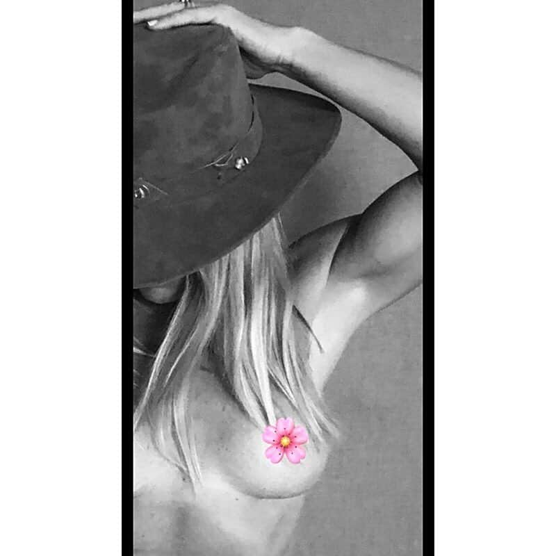 イネス・リグロンさんのインスタグラム写真 - (イネス・リグロンInstagram)「#hat #gaucha  #cowgirl  #flower #rodeostyle #vogue #argentina #fashion #nofilter #raw」2月6日 12時05分 - inesligron