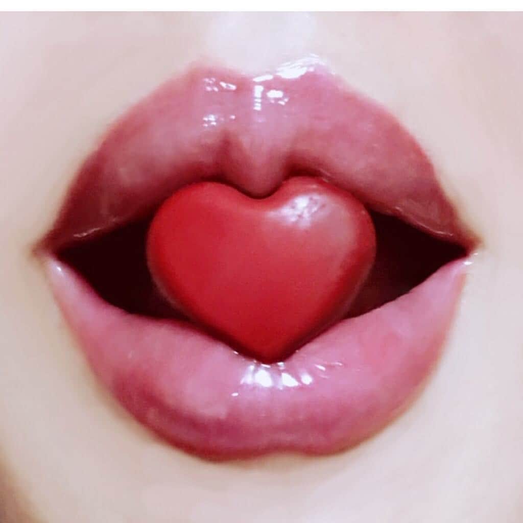 叶姉妹さんのインスタグラム写真 - (叶姉妹Instagram)「ファビュラスな💖やわらかい唇💋と、セクシーなチョコレート達💖のエロティックな関係💋✨✨ ファビュラスな姉のため息のでる 美し過ぎるアメージングな トロけるやわらかさの唇と、 私のお気に入りのチョコレート達の エロティックな戯れですよ。 バイオレットのチョコレートや ローズチョコレートは 花びらのように美しいペタル・ド・ショコラですよ。 また、いろいろなチョコレートを ご紹介していきますね。😋💖 私達の愛する大切な皆さん、 気候が不安定ですので ご自愛くださいね。🌹✨ #ジャンポールエヴァン #チョコレート #唇 #バイオレットチョコレート #ローズチョコレート #precious #jojo #紫 #パープル #kanosisters #heaven #fabulous #叶姉妹 #女神 #天使 #angel #amazing #88 #peace #peaceful #heavenly #ファビュラス #DIO #究極生命体  #至福 #愛 #幸せ #喜び #宇宙 #愛するあなたへ」2月6日 12時04分 - kano_sisters007