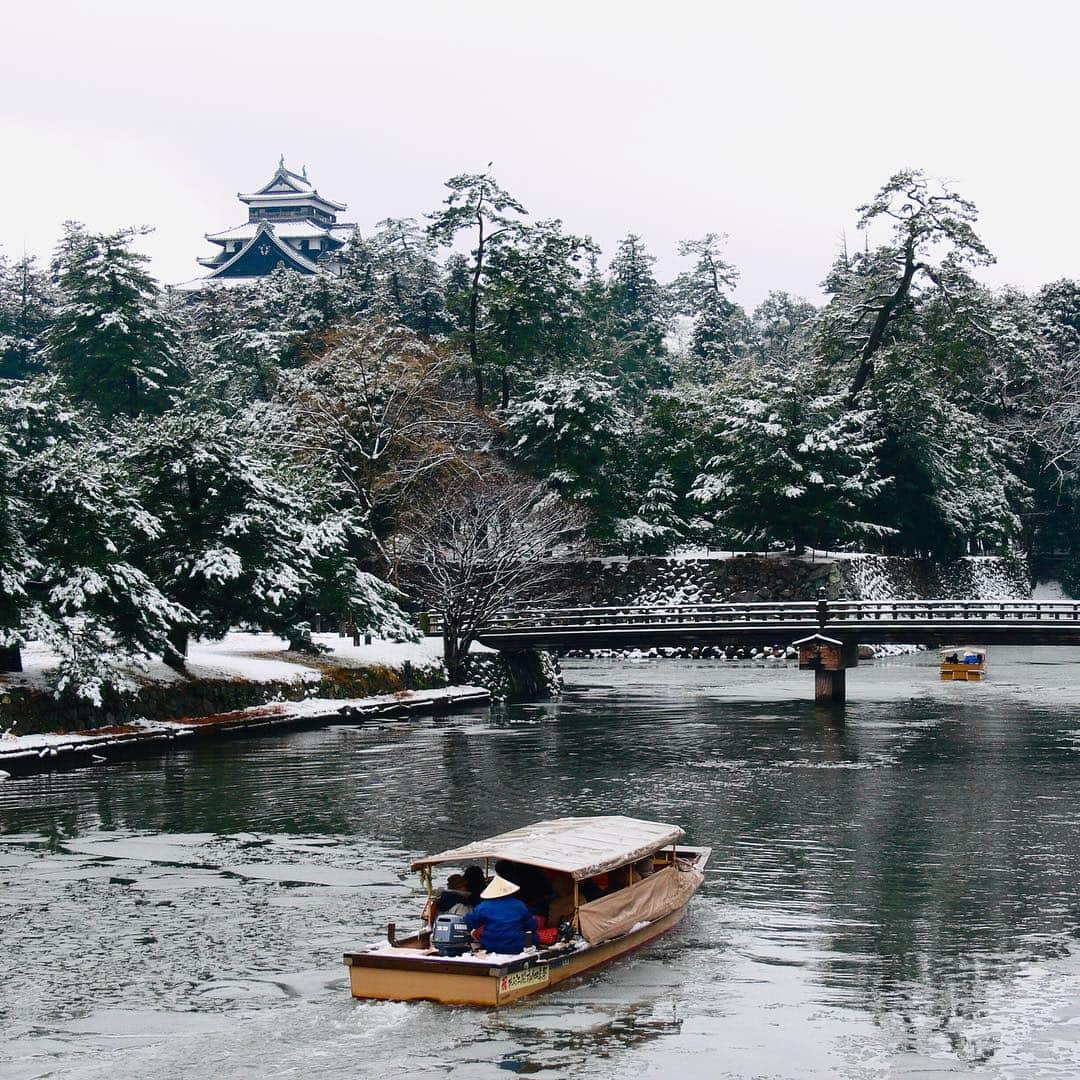 松江女子旅のインスタグラム：「＼雪の松江城／ : よく「松江は雪積もってますか？」「雪解けはいつ頃ですか？」なんて聞かれることがありますが、冬の間中雪がある地域ではないんです☺ 例年だいたい12月～2月に数回雪が積もります⛄ 雪が降った次の日は、ぜひ松江城を見てみてください✨ 雪を被った松江城は風情があって普段より貫禄あるいで立ち！そばを流れる堀川や堀川遊覧船も松江の雪景色を引き立たせてくれます✨ 今年は暖冬だけど見れるかな(・・? 雪の多い日の観光は大変なこともありますが、こんなきれいな景色も冬の松江のいい思い出になりますよ～😍 : #松江城 #堀川遊覧船 #松江 #雪景色  #松江女子旅  #松江観光 #島根旅行 #女子旅 #旅行計画 #冬旅 #旅行 #冬休み #卒業旅行」