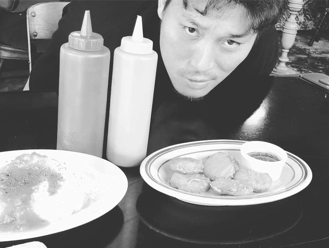 祖父江大輔さんのインスタグラム写真 - (祖父江大輔Instagram)「#GORDIE’S#hamburger#伊勢さん#松井佑介#小熊凌祐#沖縄キャンプ#OFF 朝海沿い散歩からのGORDIE’Sでランチ🍔」2月6日 12時56分 - sobue