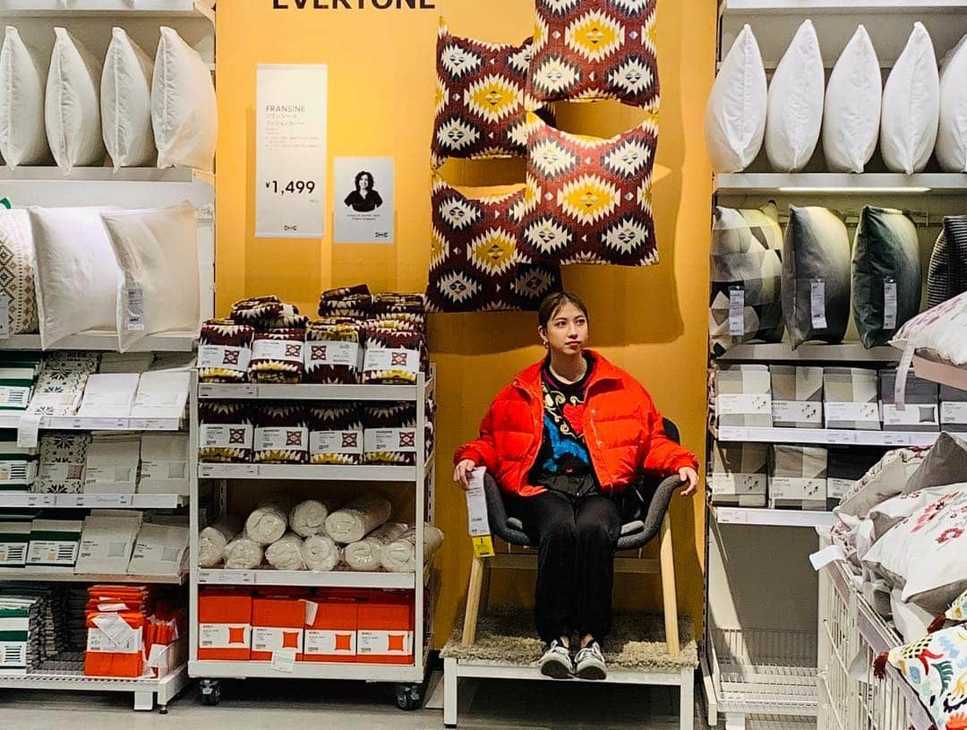 高橋由真さんのインスタグラム写真 - (高橋由真Instagram)「コストコ×IKEA DAY☺️❤️ 先日、車でビューーーーンしてお買い物♡ . IKEAでろみちゃんは永遠にクッションを模索して、紙ナプキン買いまくって、コストコで各自たくさん買い物して、夜はうちでコストコパーティ❤️ . ディナーロールのマスカルポーネロールを初めて買ったけど、めちゃくちゃ美味しかった！！ 絶対にリピするーーー！！！ ディナーロールとプルコギとオニオングラタンスープは絶対買うやつ！！ でも冷凍庫がコストコのせいでパンパン。笑 大きい冷蔵庫ほしいなあ。。 . . 最近集まる率高めなゆまろみあやや♡ egg出る前から大好きなろみちゃんと、全然仲良くないのにお泊り行っていつのまにか大の仲良しになったあやや♡笑 . こうして今も仲良くワチャワチャ出来てるのが幸せ🤤💕 . 次はうちで餃子パーティー🥟🥳🎉 楽しみ楽しみーーー！！！！ . . #egg #ろみひ #あやや #ゆまち #年齢バラバラ #ラムしゃぶ会 #コストコ #IKEA #みんな自由 #適当過ぎて #居心地良い」2月6日 13時19分 - yumachi1021