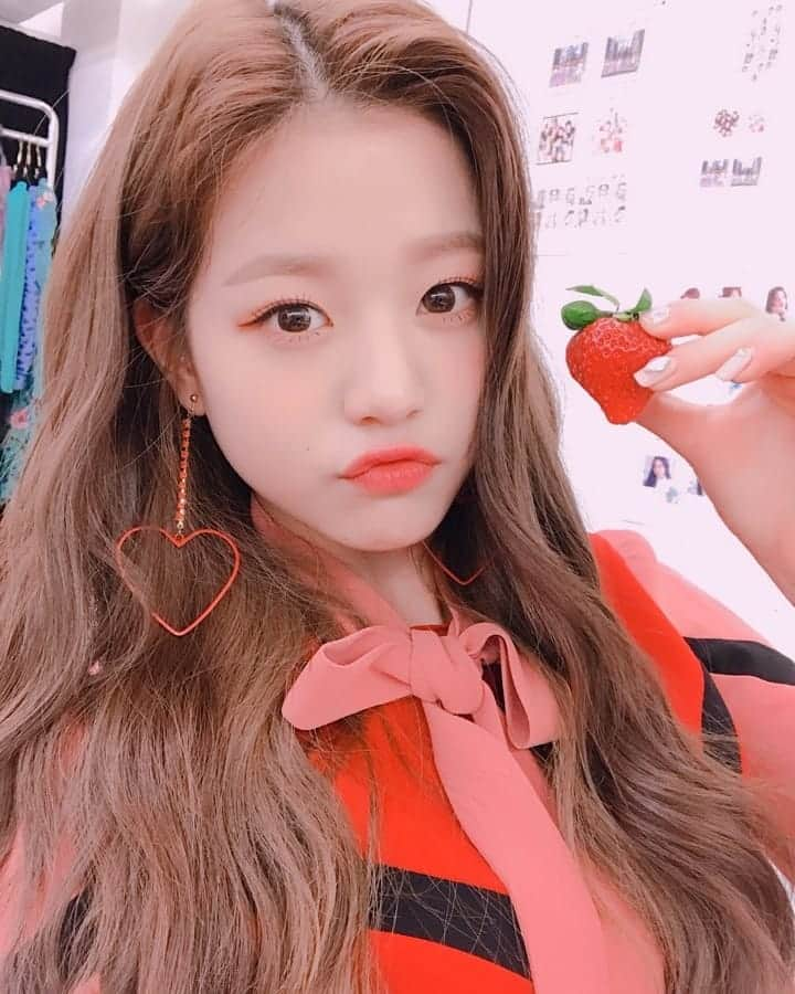 IZ*ONEさんのインスタグラム写真 - (IZ*ONEInstagram)「딸기 워녕🍓 ⠀⠀⠀⠀⠀⠀⠀⠀⠀⠀⠀⠀⠀⠀⠀⠀⠀ イチゴウォニョン🍓 ⠀⠀⠀⠀⠀⠀⠀⠀⠀⠀⠀⠀⠀⠀⠀⠀⠀ #원영 #ウォニョン #IZONE #아이즈원 #アイズワン」2月6日 13時35分 - official_izone