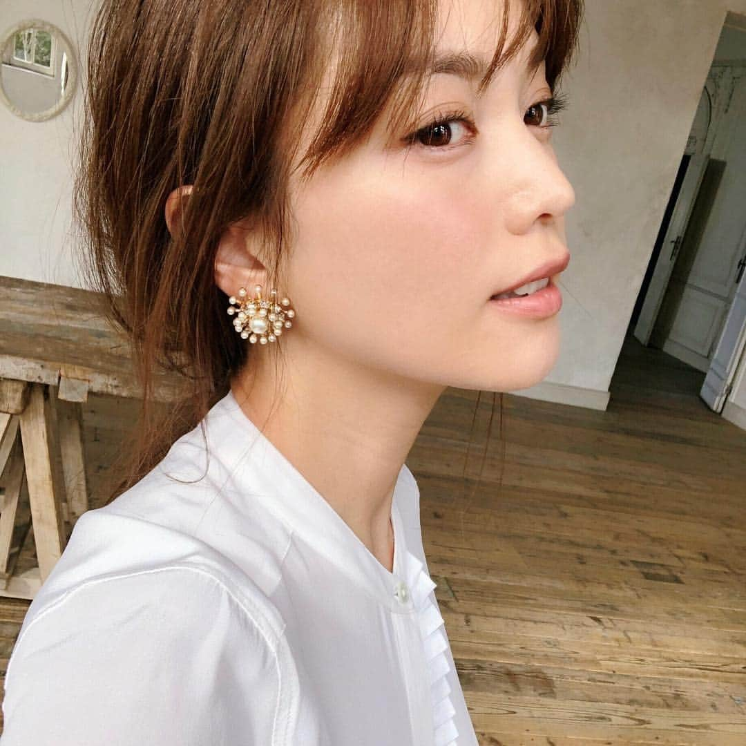 蛯原友里さんのインスタグラム写真 - (蛯原友里Instagram)「・ 今日は雨☔️ だけど、おしゃれはちゃんとしたいですね。 ・ #martinique #アントンヒュニスイヤリング」2月6日 14時04分 - yuri_ebihara