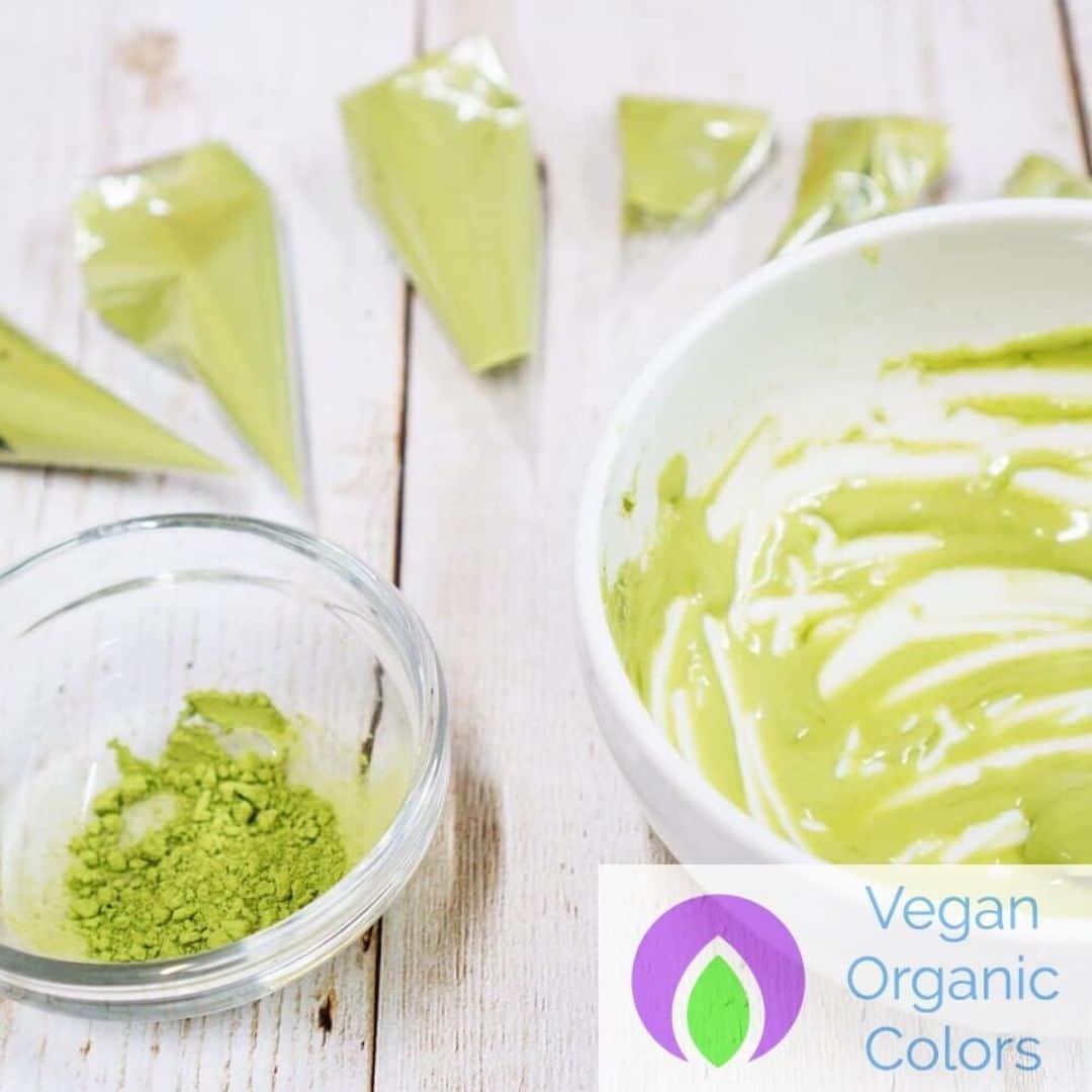 Vegan Organic Colorsのインスタグラム：「Green Mulberry leaf Icing💗 If I order a cake for kids and the pastry uses many Artifical colors, I'm not gonna purchase anything again.  During my business research, I aware that how artifical colors are stupid choice.  If it's just art or pictures for Instagram feel free to use them!  To me, it's like they are still using oil paints for their food/confections. Now our Vegan Color 15g for $7.00!! #cakedecorating #cakeart #cakeofinstagram #cakeoftheday #cakedecorator #cakelover #cakephotography #cakelove #cakegram #cakery #cakedesign #cakeporm #cupcakestagram #cakeshop #cakesofinsta #buttercreamcakes #entremet #pastrychef #pastrylove #patisseriefrancaise #pastrylife #pastrylover #meringue #pateachoux #foodlover #instafoodie #instaeat #instafoods #igfood」