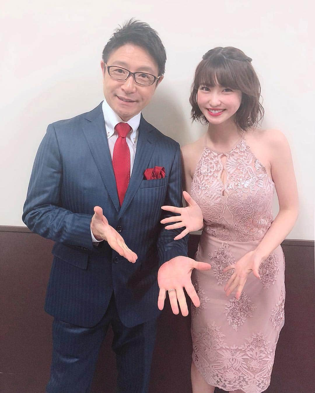 岸明日香さんのインスタグラム写真 - (岸明日香Instagram)「司会でご一緒させて頂いた辻よしなりさん☺️✨ 本当に、辻さんの頼もしさとダンディボイス最高でした😆✨ 楽しかったです🌸 何気にドラマ大恋愛でも共演していたのです👏✨ ドコモ、ドコモベンチャーズ社長様を始め、スタッフ様も皆様とっても素敵な方たちばかりで、帰りにスタッフ様に本当に岸さんでよかったです！！と言って頂いたのが嬉しくて、、明日からも頑張れるぅ🤣✨ またご一緒できますように☺️」2月7日 0時04分 - aspoo02