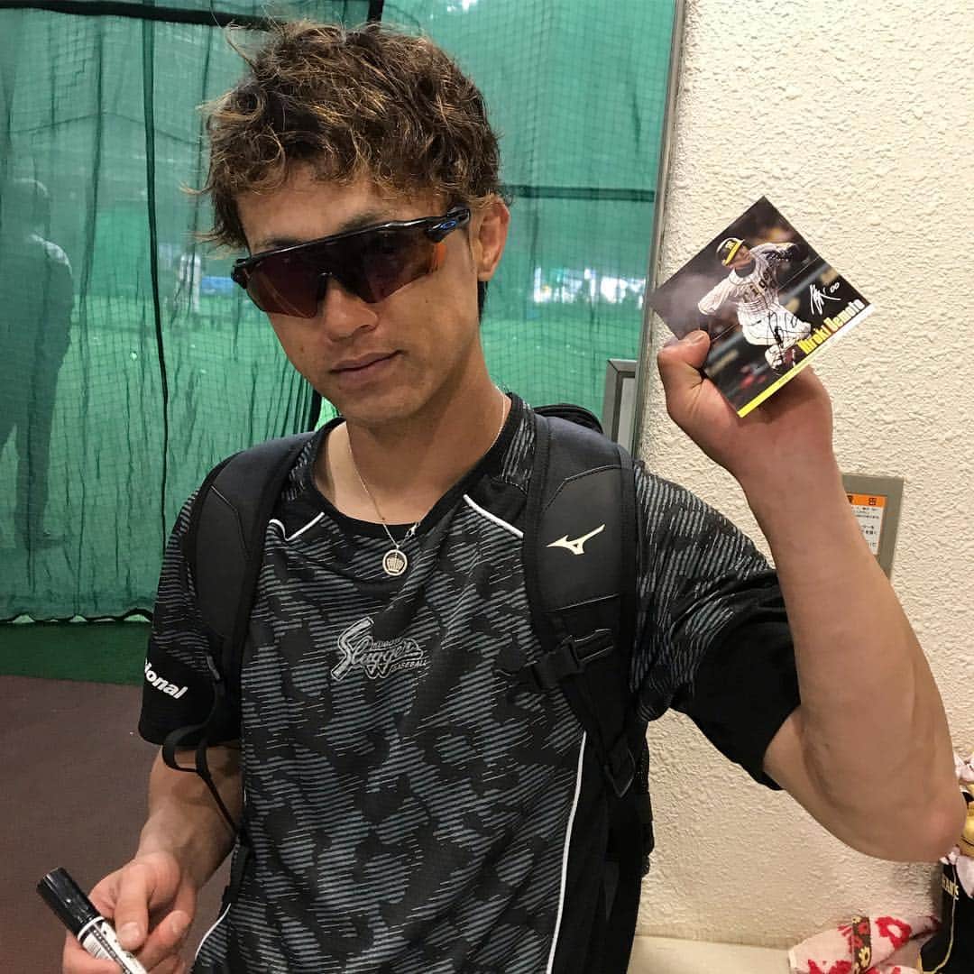 阪神タイガースさんのインスタグラム写真 - (阪神タイガースInstagram)「キャンプで配布している選手カードにサインをしている上本選手。キャンプ中の何処かで配られるかも？！ #上本博紀 選手 #選手カード #当たるのもあなたかも？ #阪神タイガース #ちばりよータイガース」2月6日 16時54分 - hanshintigers_official
