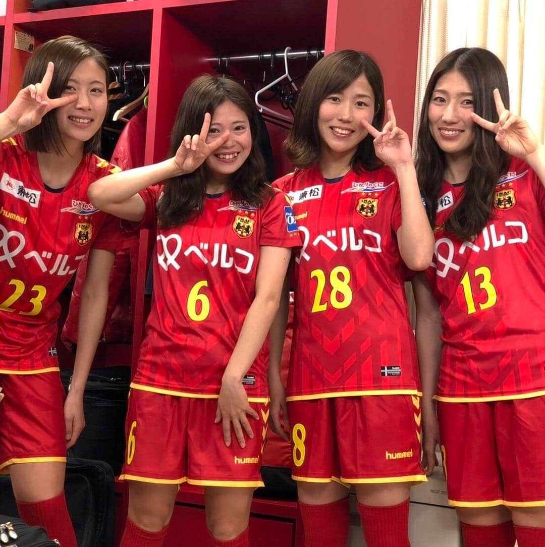 八坂芽依のインスタグラム：「なでしこリーグの日程が発表されました⚽️ ぜひ #ノエビアスタジアム へお越しください🤩 そして、今日は今シーズンずっと使う個人写真撮影しました！ 両手に華❤️❤️🤭笑  今シーズンも頑張ります⚽️⚽️ 応援よろしくお願いします📣」