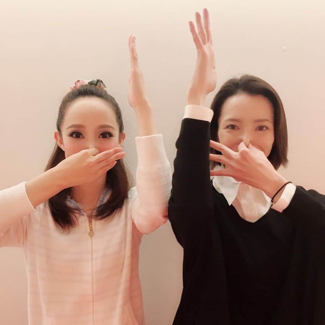 咲妃みゆのインスタグラム：「ご観劇くださったお客様😊 . 私の#元気の源 こと #早霧せいな さん✨✨✨ . 私如きの出演舞台を、お忙しい中いつもご覧くださり、本当に本当〜に有り難くて幸せです😭❤️(…そして私は毎度大緊張でゴザイマス🤣笑！) . ちぎさん(#早霧せいな さん)と一緒に、劇中のとある場面の動きを…💕お分かりになる方はどの位いらっしゃるでしょうか😋🎵 . ちぎさんとの何気ない会話一つ一つも、大切な思い出です☺️🌸 . #早霧せいな さん #元旦那様の笑顔は格別です 😍 #ラブネバーダイ #日生劇場」