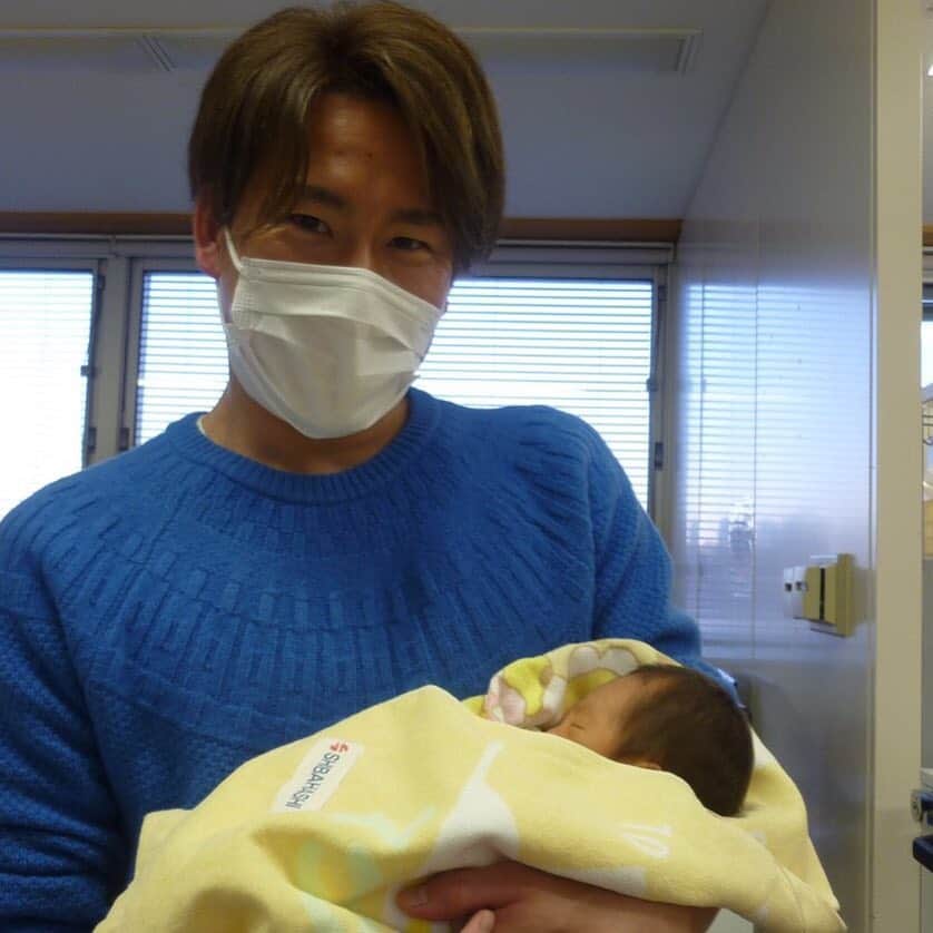 のインスタグラム：「# #ご報告 #１月１０日 #第二子が誕生しました👶 #元気な男の子です！ #今のところ長男にそっくりです！ #産んでくれた妻に感謝 #本当にありがとう🙇 #これからも #家族のため #チームのために #頑張ります💪✨ #また賑やかな家庭になるな😊」