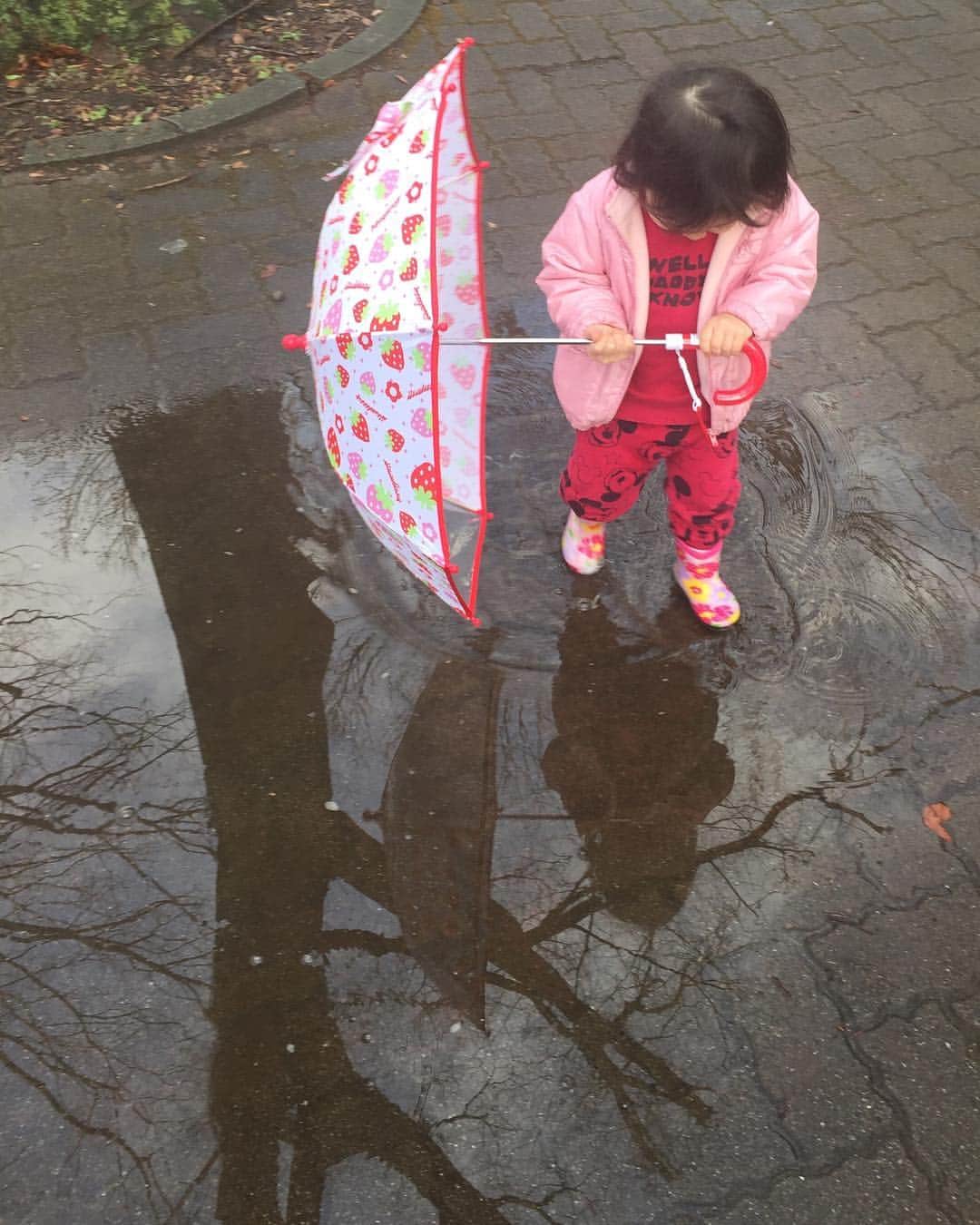 池辺愛さんのインスタグラム写真 - (池辺愛Instagram)「娘、人生初めての傘♡ ファーストアンブレラって言うのかな😃？ 今日、#しまむら で購入。 ずーっとさしていました。 もうこんなに晴れてるのにね😆→写真2枚目」2月6日 17時53分 - aiikebe
