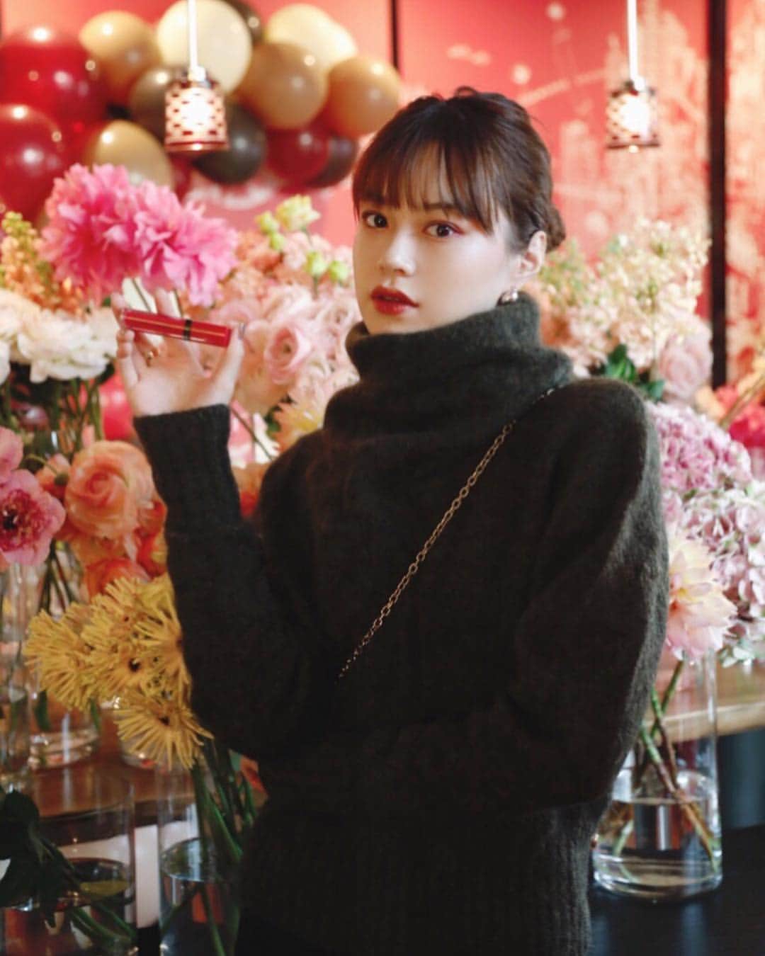 のインスタグラム：「新しく発売される @bobbibrownjapan のリップ🥀 保湿効果がすごくて リップバームを塗ってる感覚なくらい すごく塗りやすいんだ😍 #BBGirlCrush #CrushedLiquidLip #ボビイブラウン」